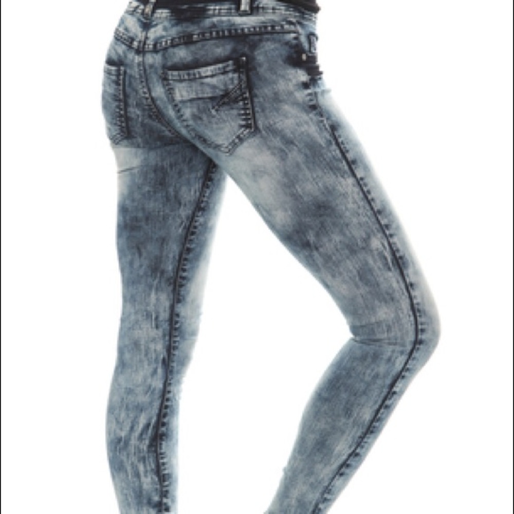 Acid washed distressed skinny jeans